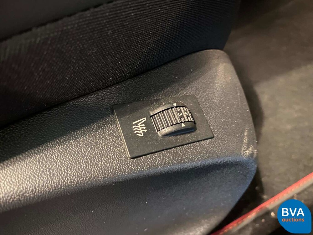 Peugeot 2008 1.2 PureTech Allure GT-Line 110PK 2018, J-594-KG