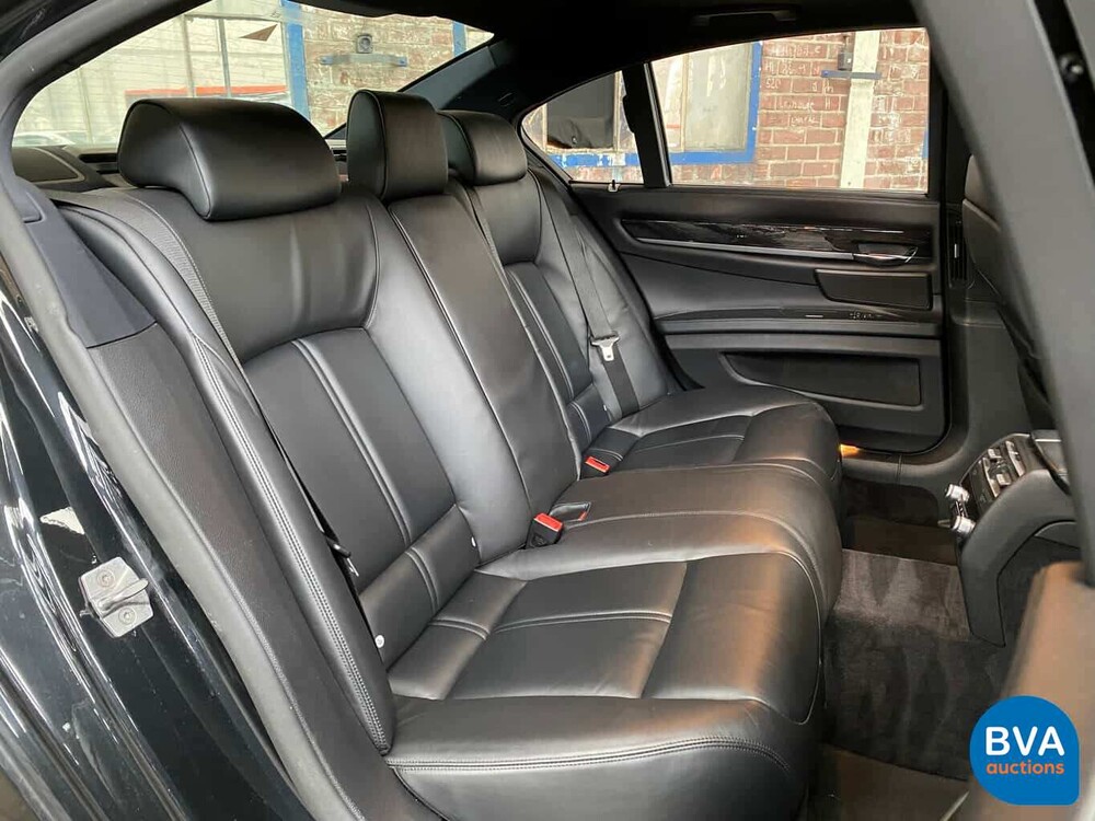 BMW 750i xDrive High Executive 408 PS 2011 -Original NL-, 33-PGS-1.