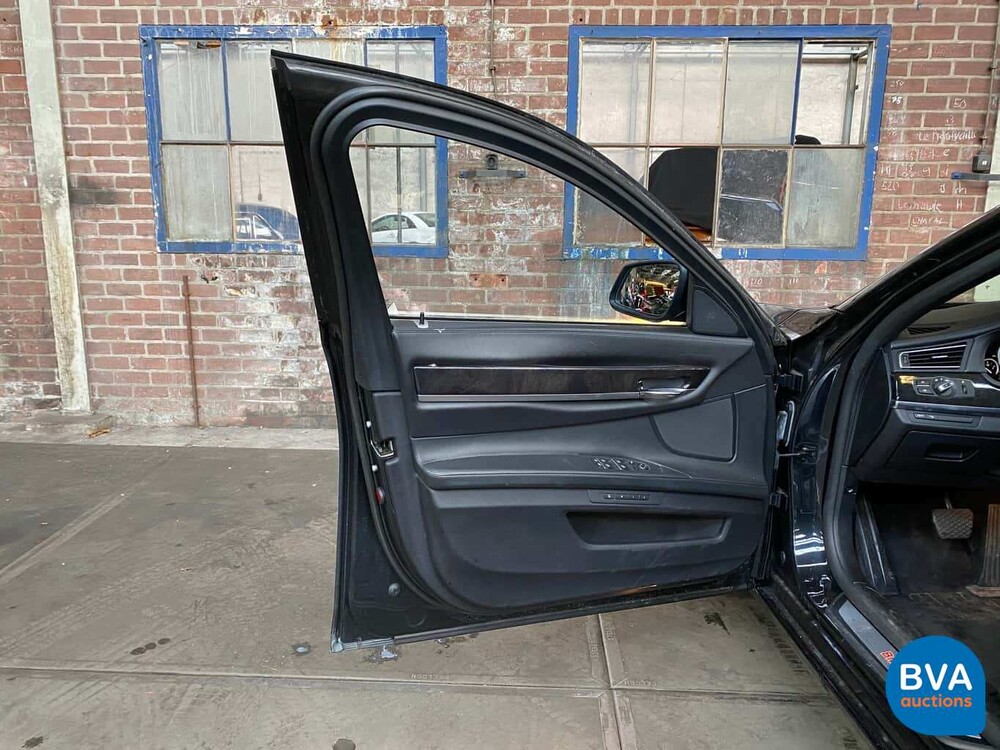 BMW 750i xDrive High Executive 408 PS 2011 -Original NL-, 33-PGS-1.