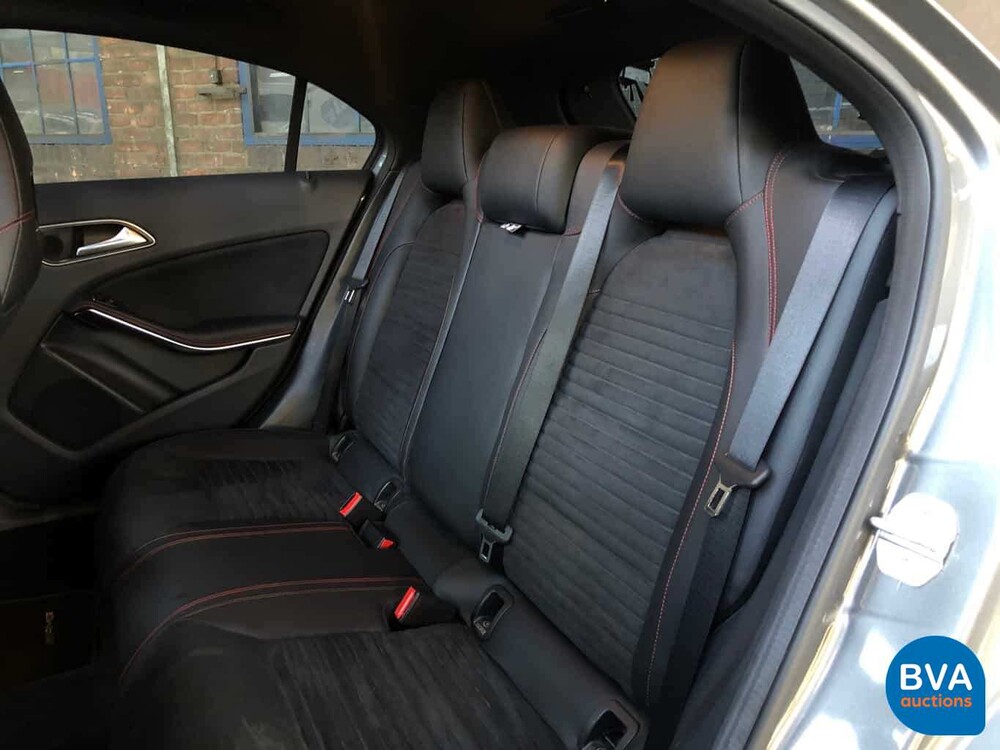 Mercedes-Benz  A180d AMG-Line Night edition 109pk 2017