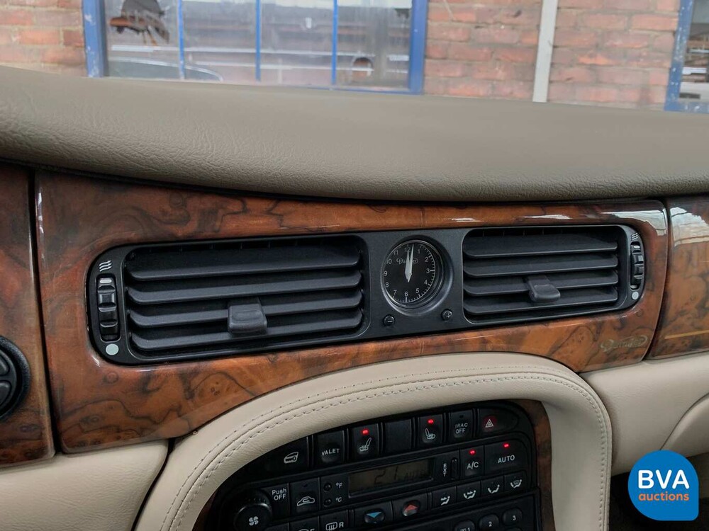 Daimler Super V8 4.0L 363pk 2001 -Org. NL-, 82-GS-NJ
