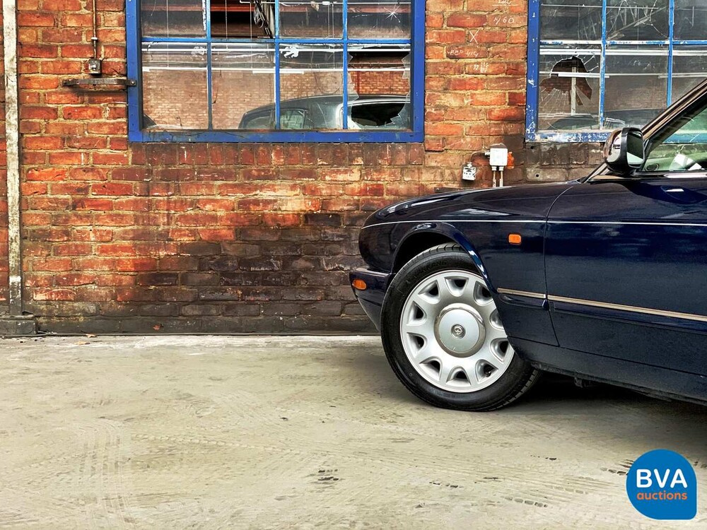 Daimler Super V8 4.0L 363pk 2001 -Org. NL-, 82-GS-NJ