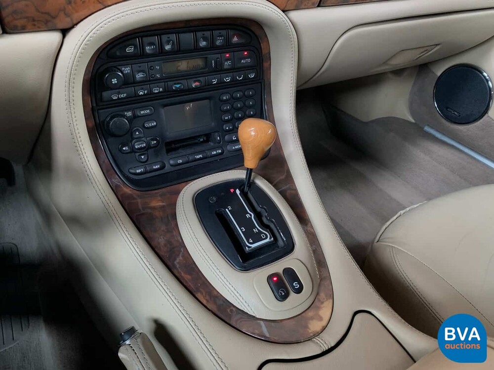 Daimler Super V8 4.0L 363pk 2001 -Org. NL-, 82-GS-NJ