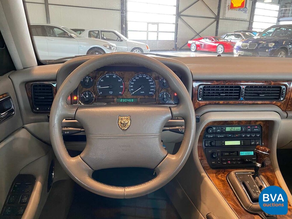 Jaguar Sovereign 4.0 1996 241hp, 79-RX-LR.