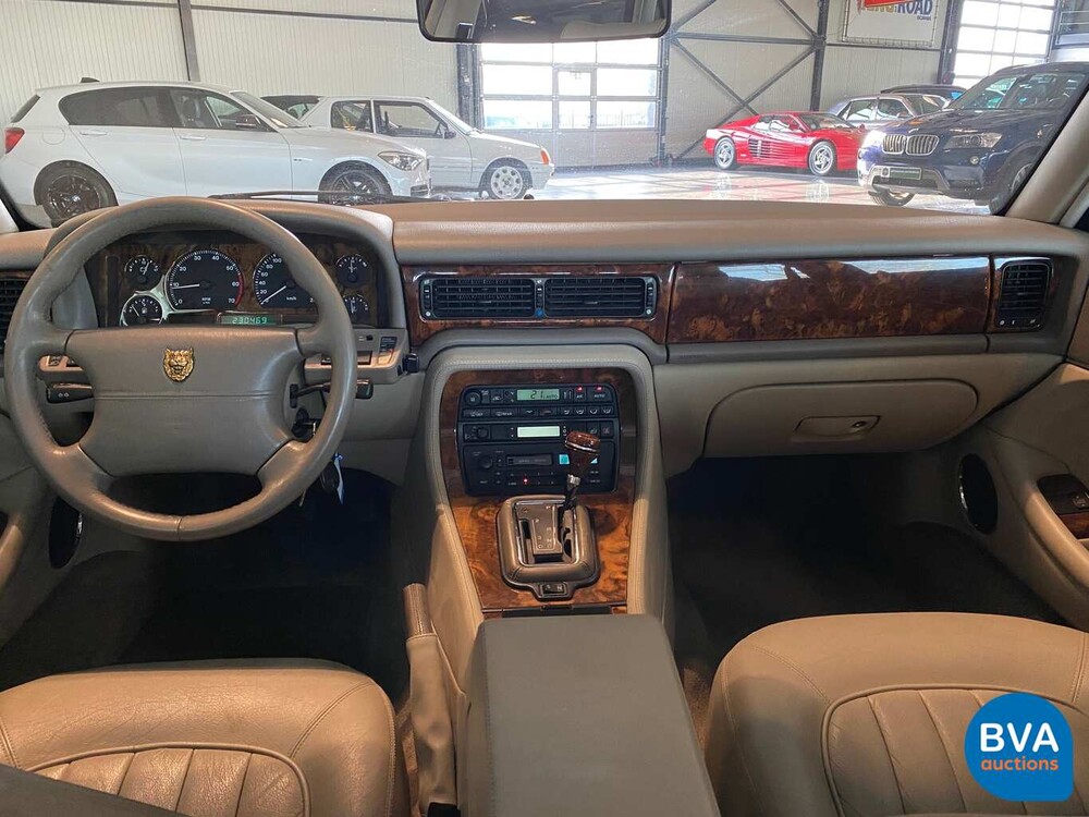 Jaguar Sovereign 4.0 1996 241hp, 79-RX-LR.