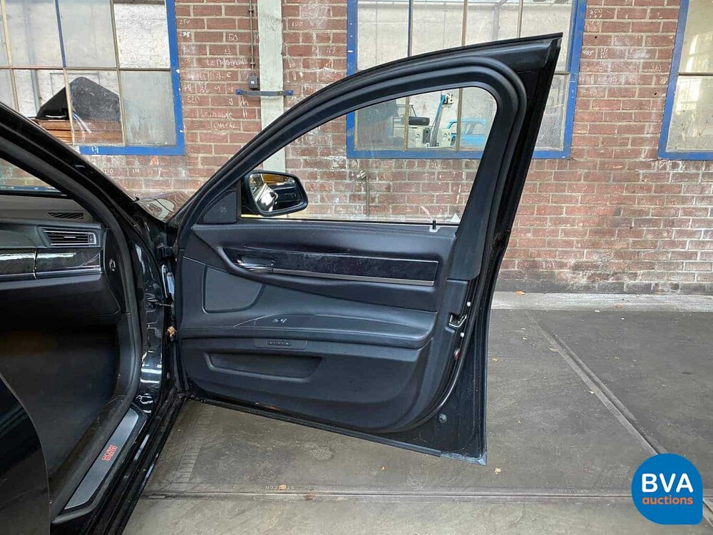 BMW 750i xDrive High Executive 408 PS 2011 -Original NL-, 33-PGS-1.