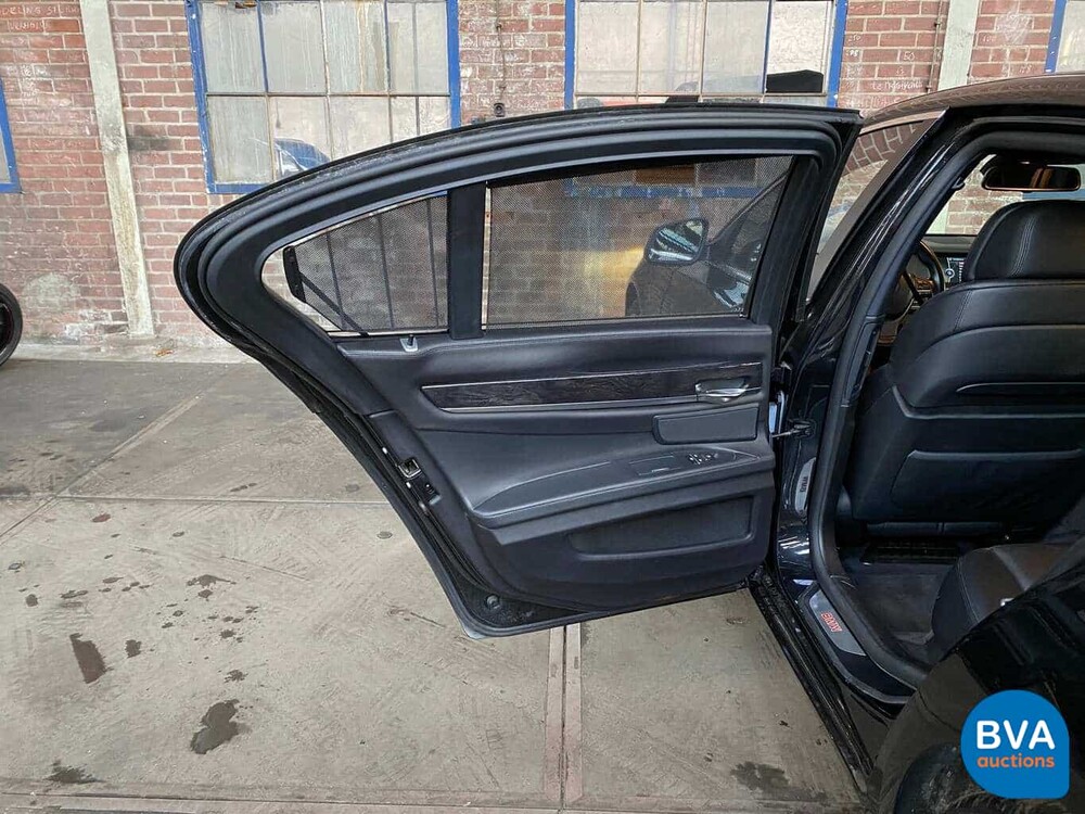 BMW 750i xDrive High Executive 408 PS 2011 -Original NL-, 33-PGS-1.