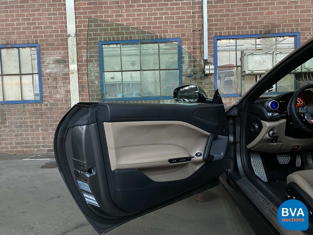 Ferrari GTC4 Lusso 689 PS 6.3 V12 GANZ DCT 2017.