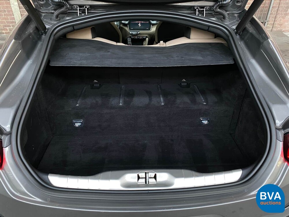 Ferrari GTC4 Lusso 689 PS 6.3 V12 GANZ DCT 2017.