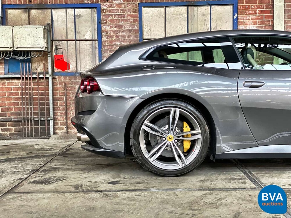 Ferrari GTC4 Lusso 689 PS 6.3 V12 GANZ DCT 2017.