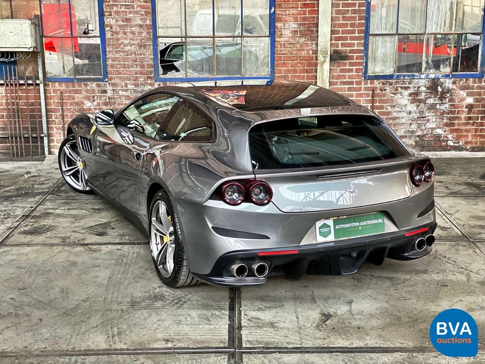 Ferrari GTC4 Lusso 689 PS 6.3 V12 GANZ DCT 2017.
