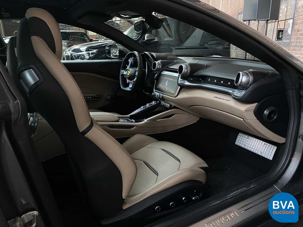 Ferrari GTC4 Lusso 689 PS 6.3 V12 GANZ DCT 2017.
