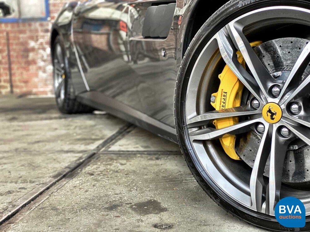 Ferrari GTC4 Lusso 689 PS 6.3 V12 GANZ DCT 2017.