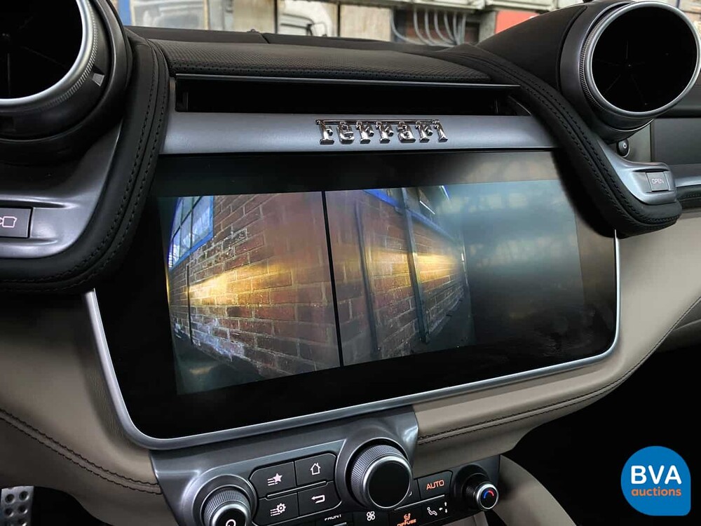 Ferrari GTC4 Lusso 689 PS 6.3 V12 GANZ DCT 2017.