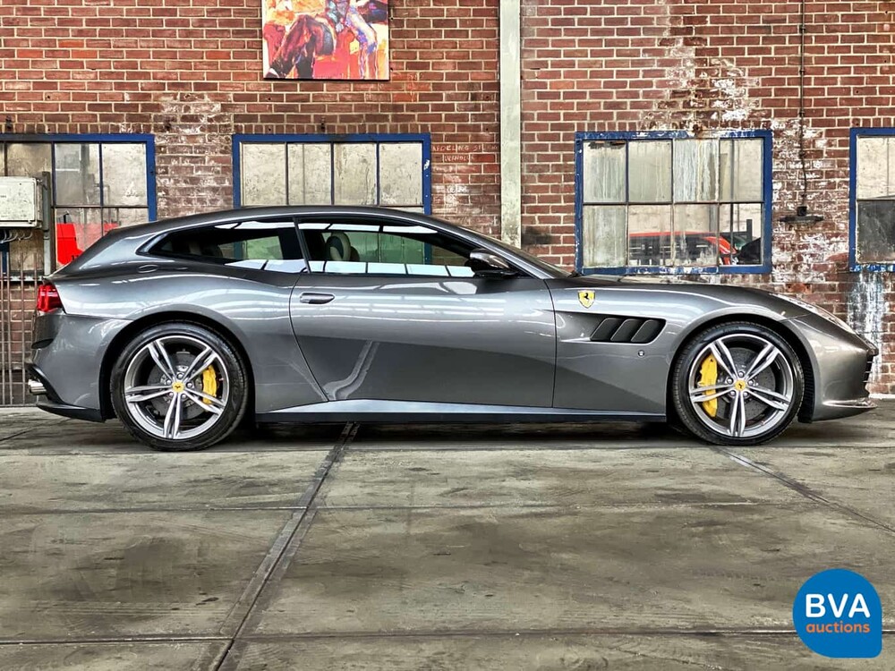 Ferrari GTC4 Lusso 689 PS 6.3 V12 GANZ DCT 2017.