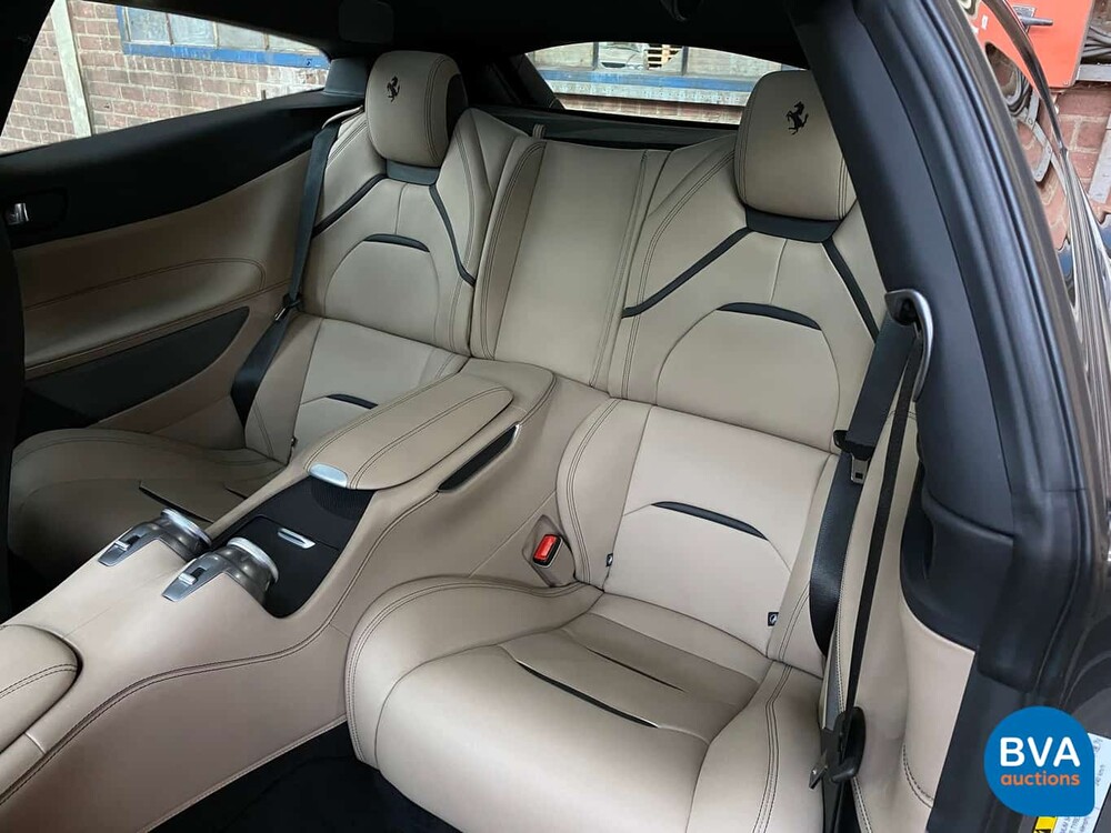 Ferrari GTC4 Lusso 689 PS 6.3 V12 GANZ DCT 2017.