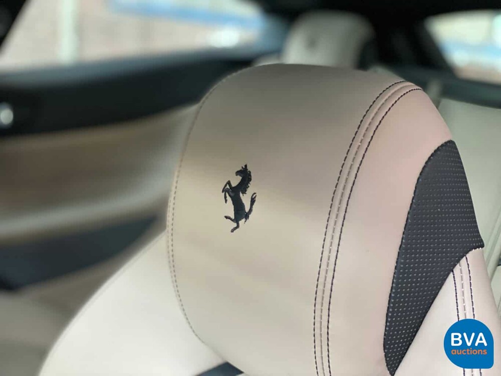 Ferrari GTC4 Lusso 689 PS 6.3 V12 GANZ DCT 2017.