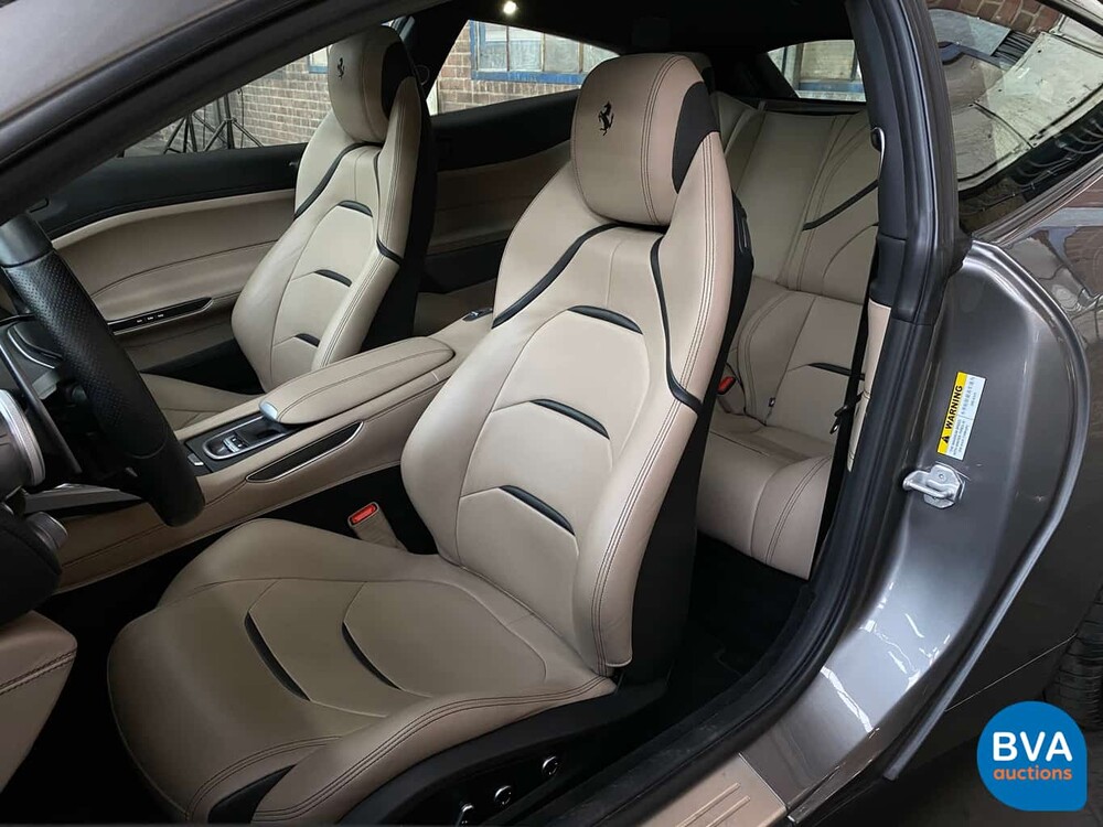 Ferrari GTC4 Lusso 689 PS 6.3 V12 GANZ DCT 2017.