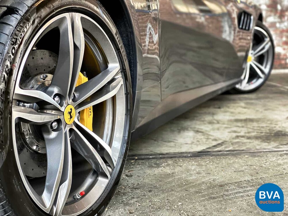 Ferrari GTC4 Lusso 689 PS 6.3 V12 GANZ DCT 2017.