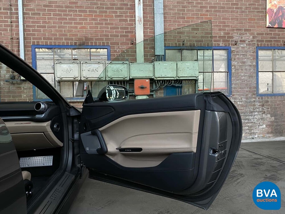 Ferrari GTC4 Lusso 689 PS 6.3 V12 GANZ DCT 2017.