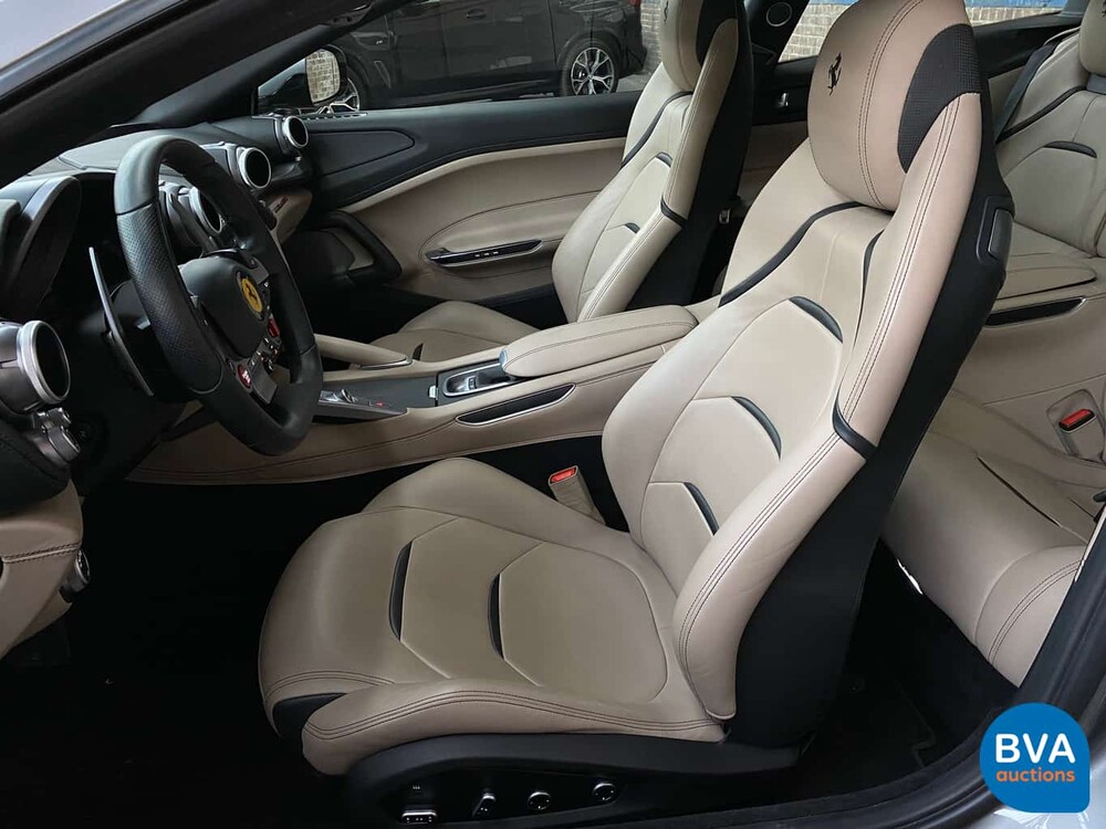 Ferrari GTC4 Lusso 689 PS 6.3 V12 GANZ DCT 2017.