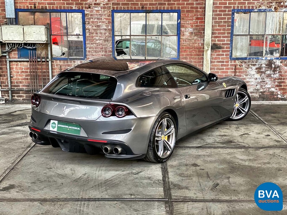 Ferrari GTC4 Lusso 689 PS 6.3 V12 GANZ DCT 2017.