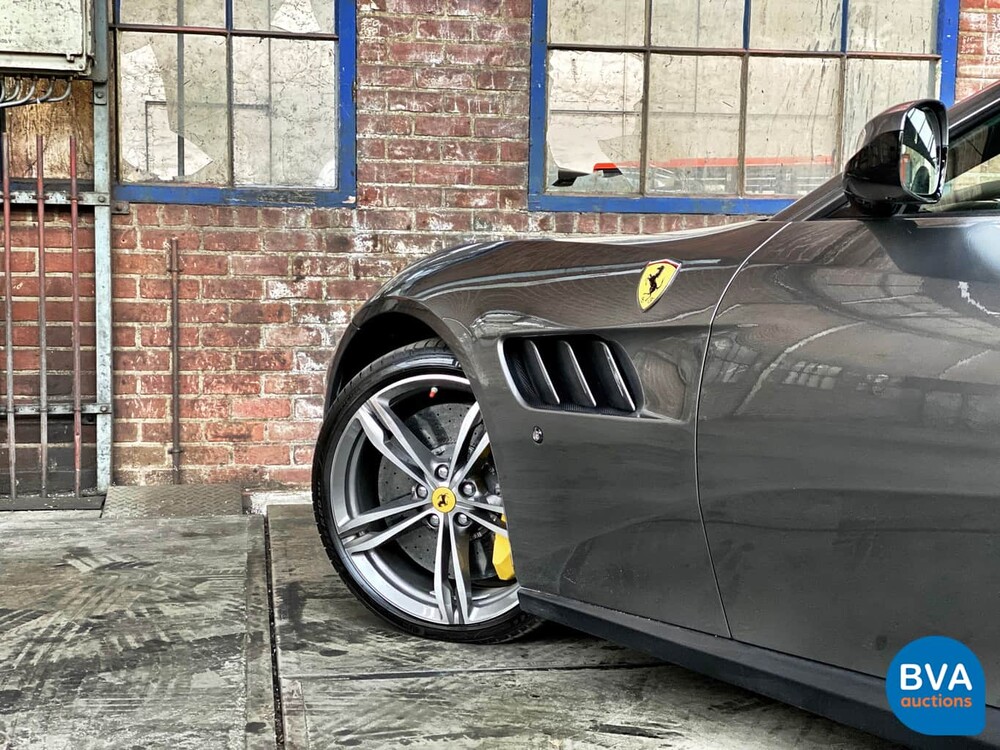 Ferrari GTC4 Lusso 689 PS 6.3 V12 GANZ DCT 2017.