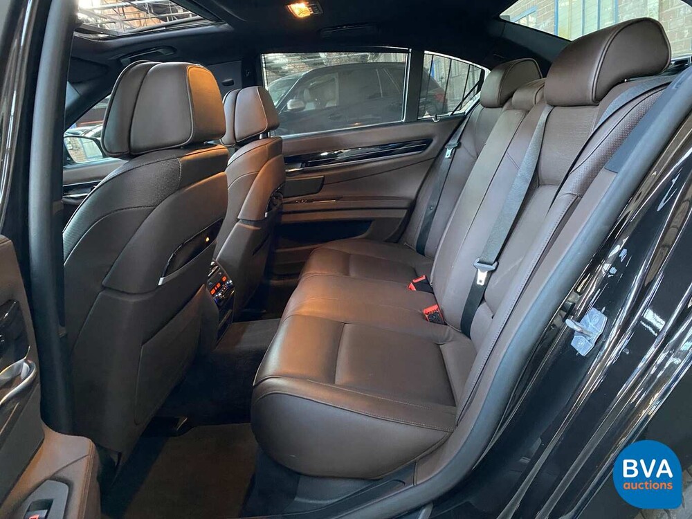 BMW 740d xDrive M-Sport 313 PS 7er, 9-ZKT-90.