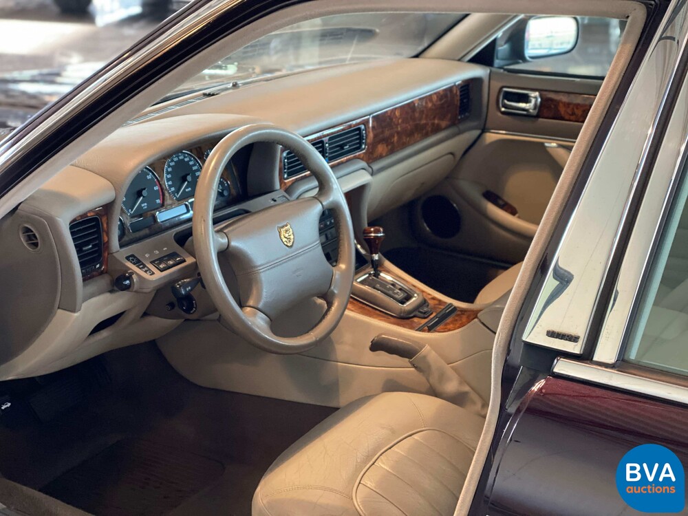 Jaguar Sovereign 4.0 1996 241hp, 79-RX-LR.