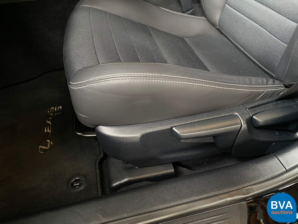 Lexus IS 300h Hybrid Automatic 2016 181 PS - Original NL -, JH-830-Z.