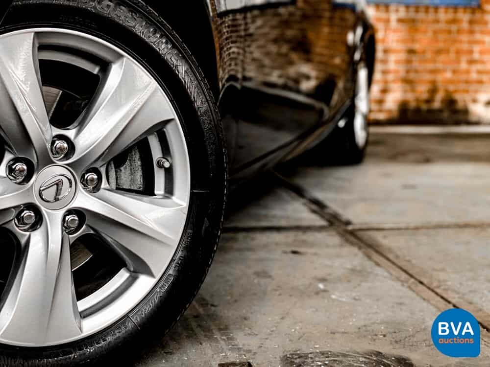 Lexus IS 300h Hybrid Automatic 2016 181 PS - Original NL -, JH-830-Z.