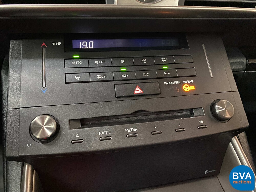 Lexus IS 300h Hybrid Automatic 2016 181 PS - Original NL -, JH-830-Z.