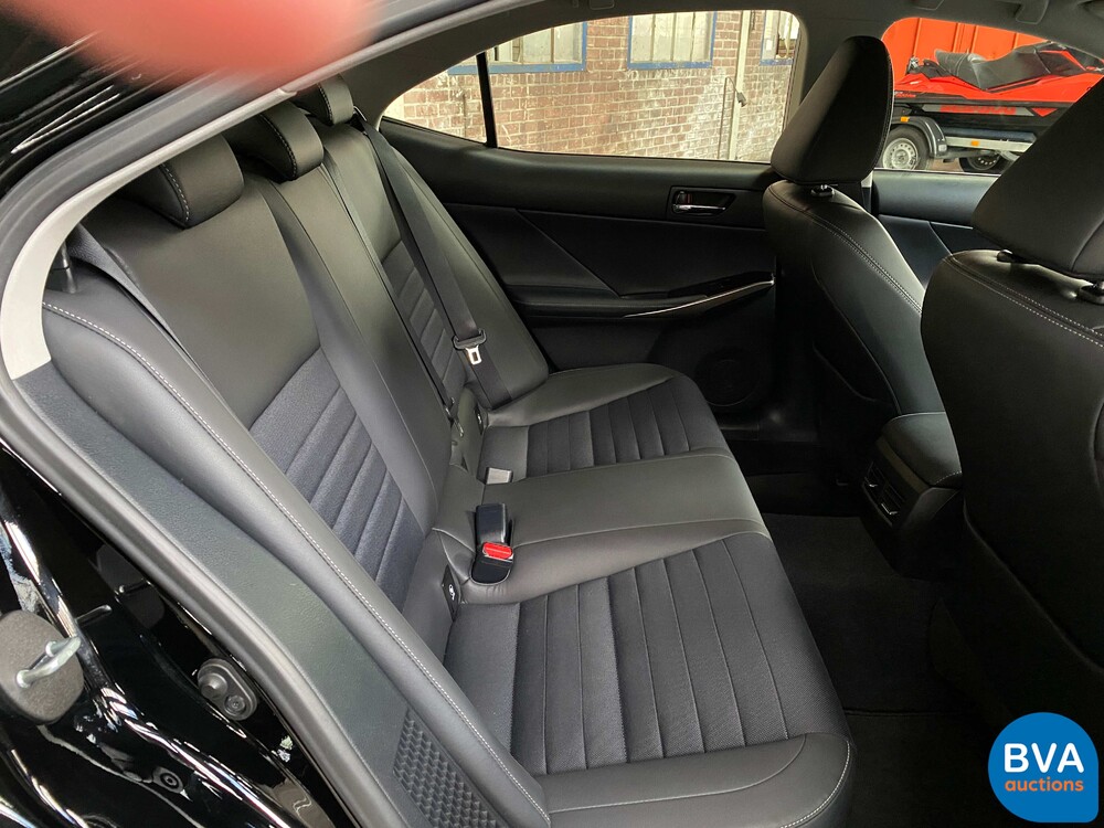 Lexus IS 300h Hybrid Automatic 2016 181 PS - Original NL -, JH-830-Z.