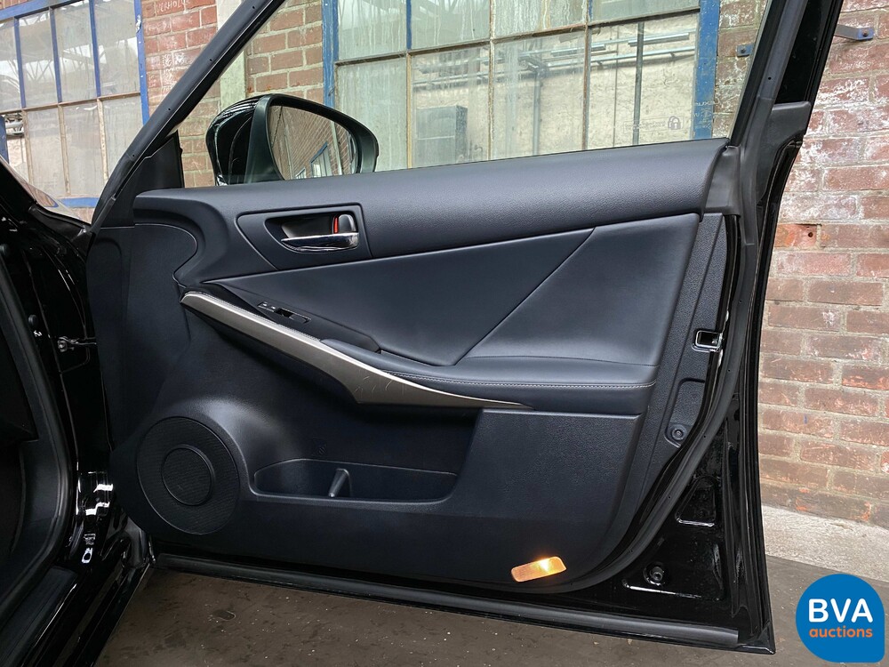 Lexus IS 300h Hybrid Automatic 2016 181 PS - Original NL -, JH-830-Z.