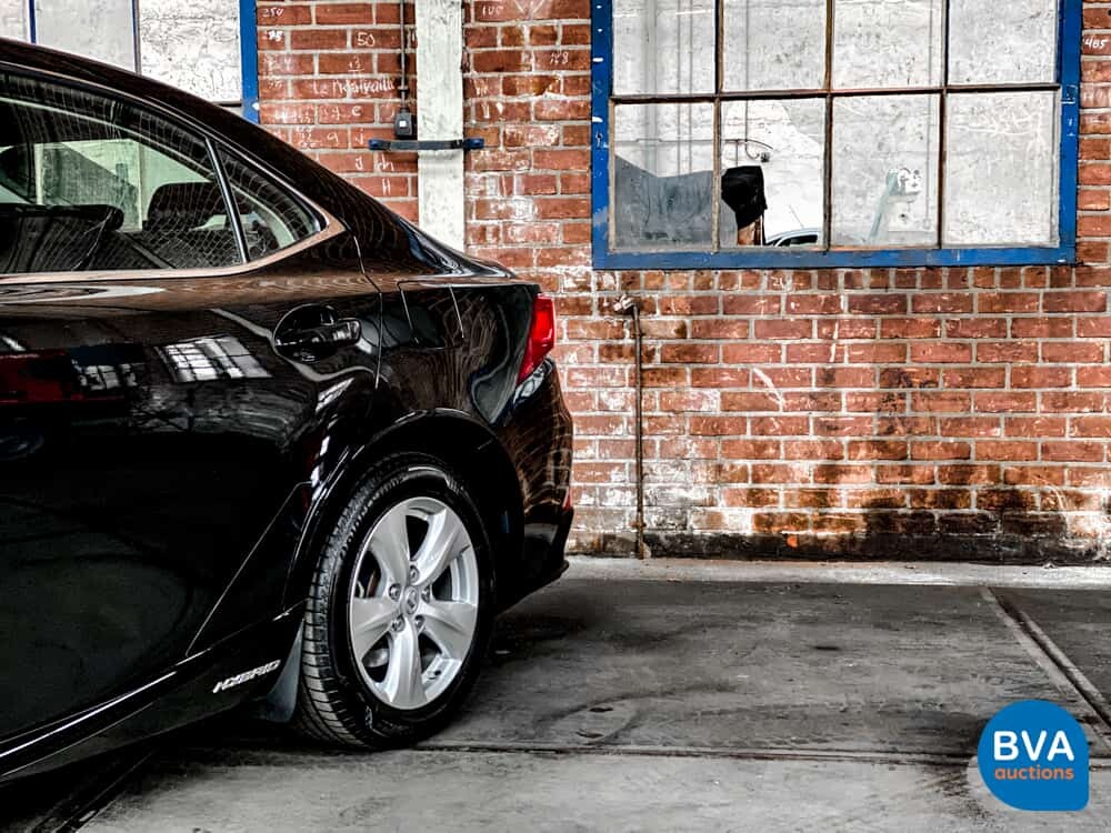 Lexus IS 300h Hybrid Automatic 2016 181 PS - Original NL -, JH-830-Z.