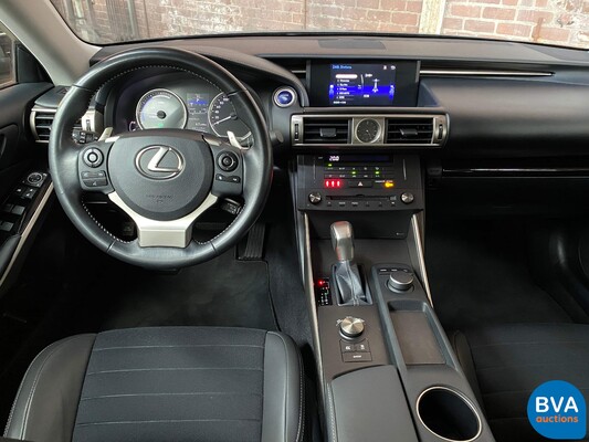 Lexus IS 300h Hybrid Automatic 2016 181hp -Original NL-, JH-830-Z.