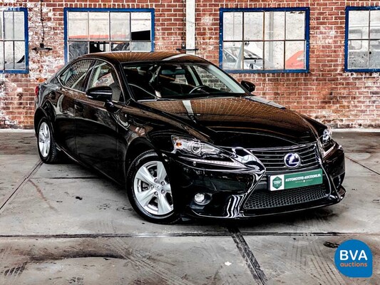 Lexus IS 300h Hybrid Automatic 2016 181hp -Original NL-, JH-830-Z.