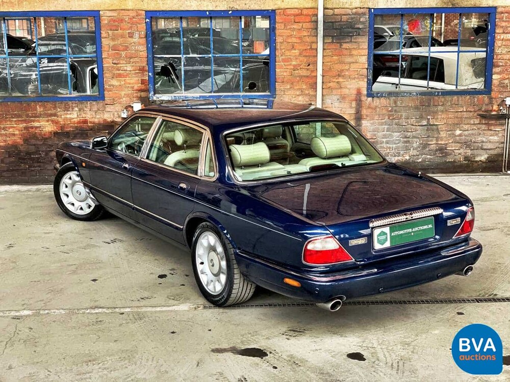 Daimler Super V8 4.0L 363pk 2001 -Org. NL-, 82-GS-NJ