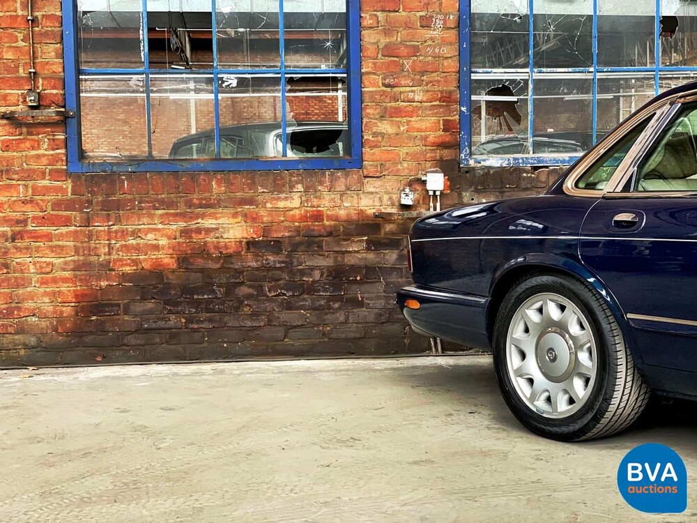 Daimler Super V8 4.0L 363pk 2001 -Org. NL-, 82-GS-NJ