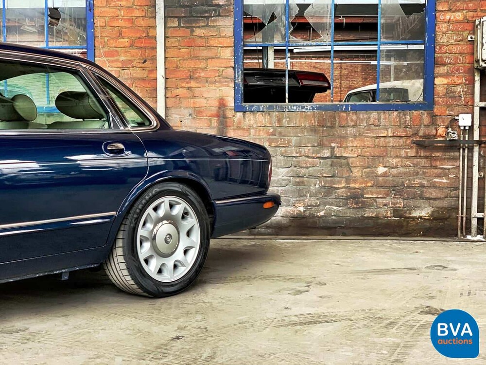 Daimler Super V8 4.0L 363pk 2001 -Org. NL-, 82-GS-NJ