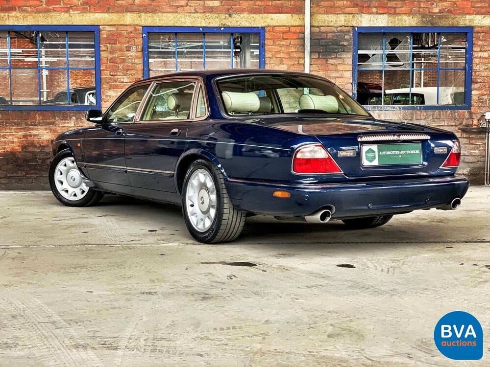 Daimler Super V8 4.0L 363pk 2001 -Org. NL-, 82-GS-NJ