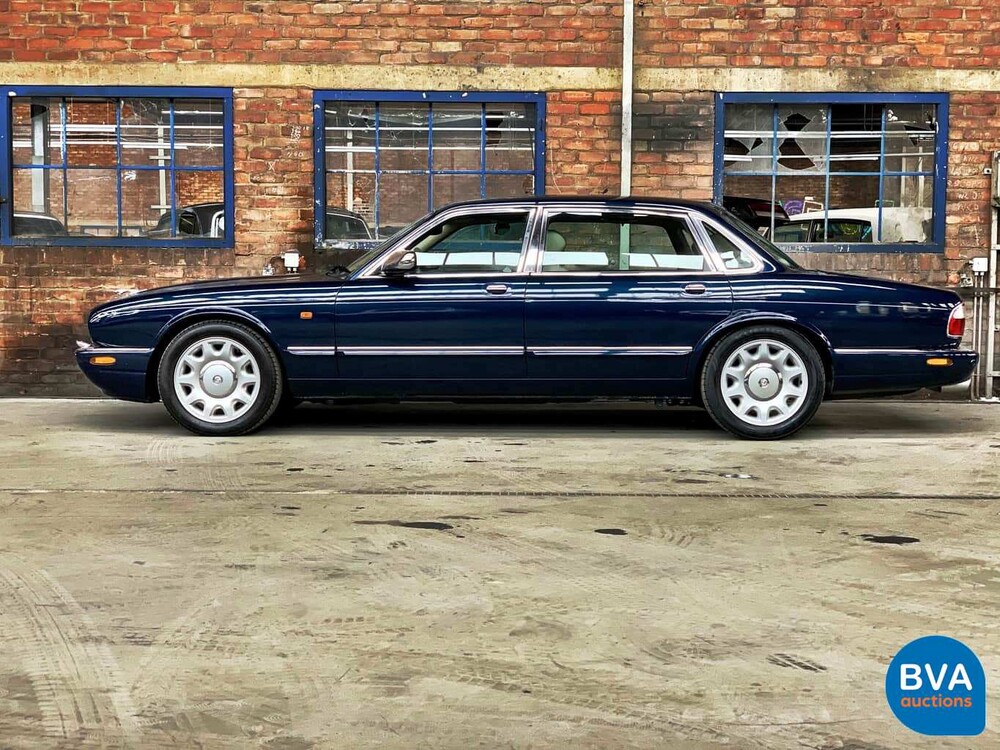 Daimler Super V8 4.0L 363pk 2001 -Org. NL-, 82-GS-NJ