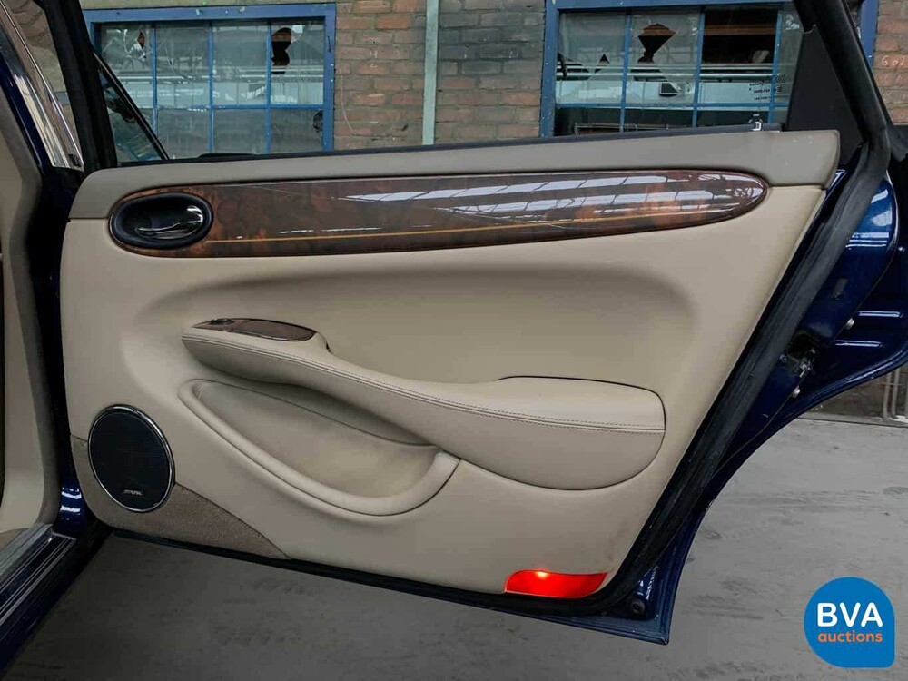 Daimler Super V8 4.0L 363pk 2001 -Org. NL-, 82-GS-NJ