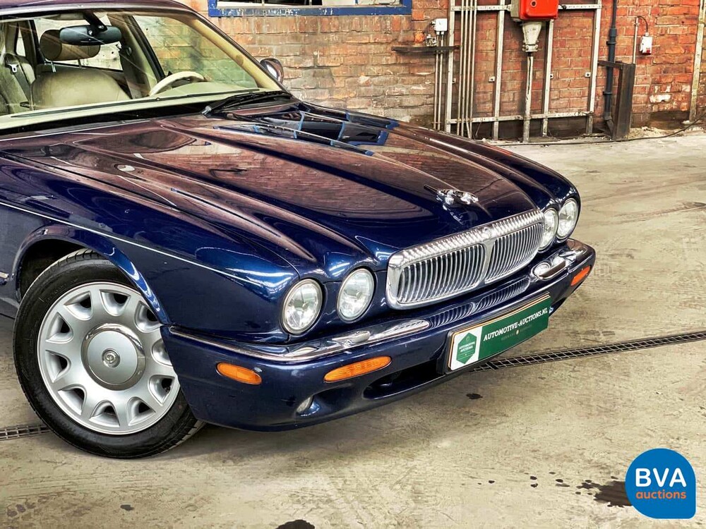 Daimler Super V8 4.0L 363pk 2001 -Org. NL-, 82-GS-NJ