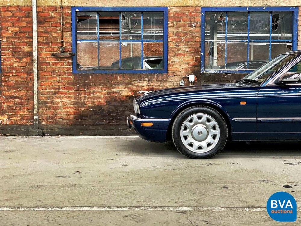 Daimler Super V8 4.0L 363pk 2001 -Org. NL-, 82-GS-NJ