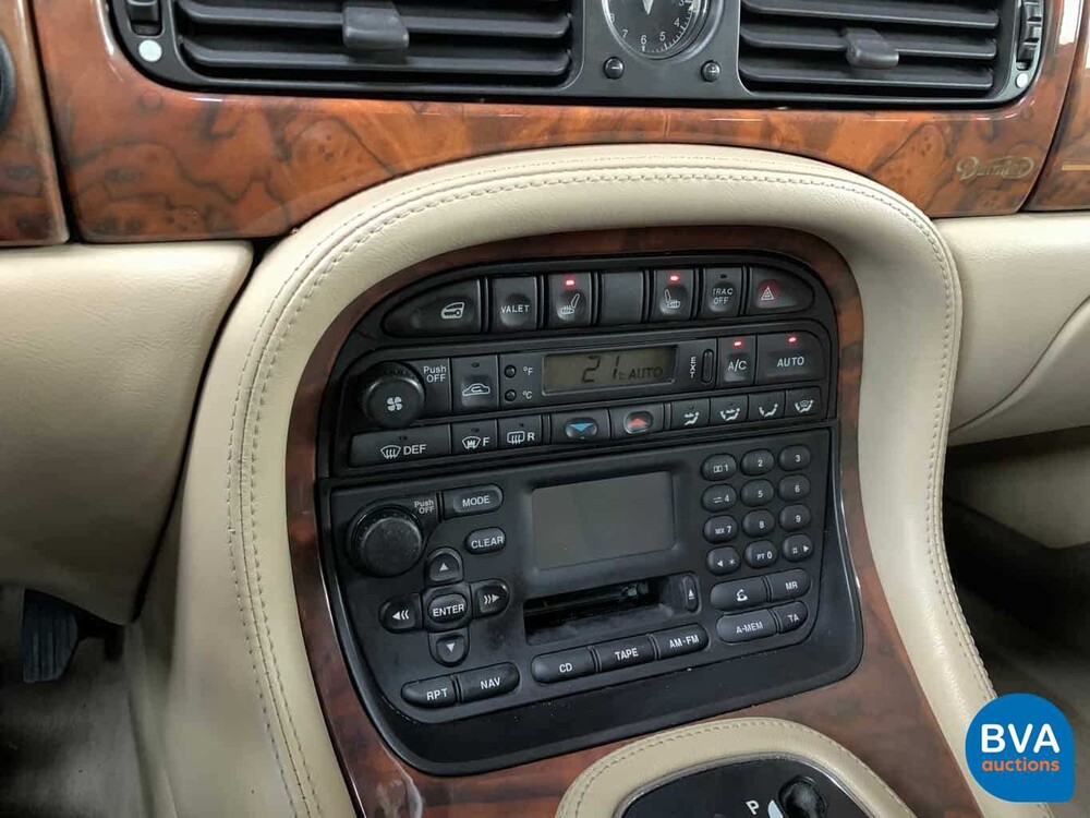 Daimler Super V8 4.0L 363pk 2001 -Org. NL-, 82-GS-NJ