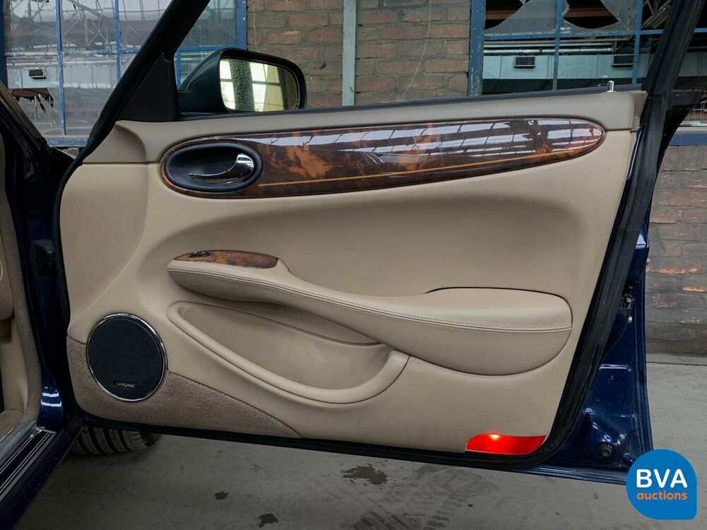 Daimler Super V8 4.0L 363pk 2001 -Org. NL-, 82-GS-NJ