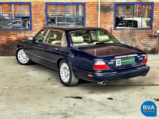 Daimler Super V8 4.0L 363pk 2001 -Org. NL-, 82-GS-NJ