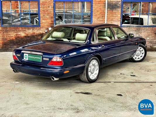 Daimler Super V8 4.0L 363pk 2001 -Org. NL-, 82-GS-NJ