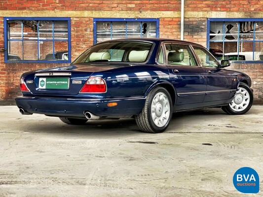 Daimler Super V8 4.0L 363pk 2001 -Org. NL-, 82-GS-NJ